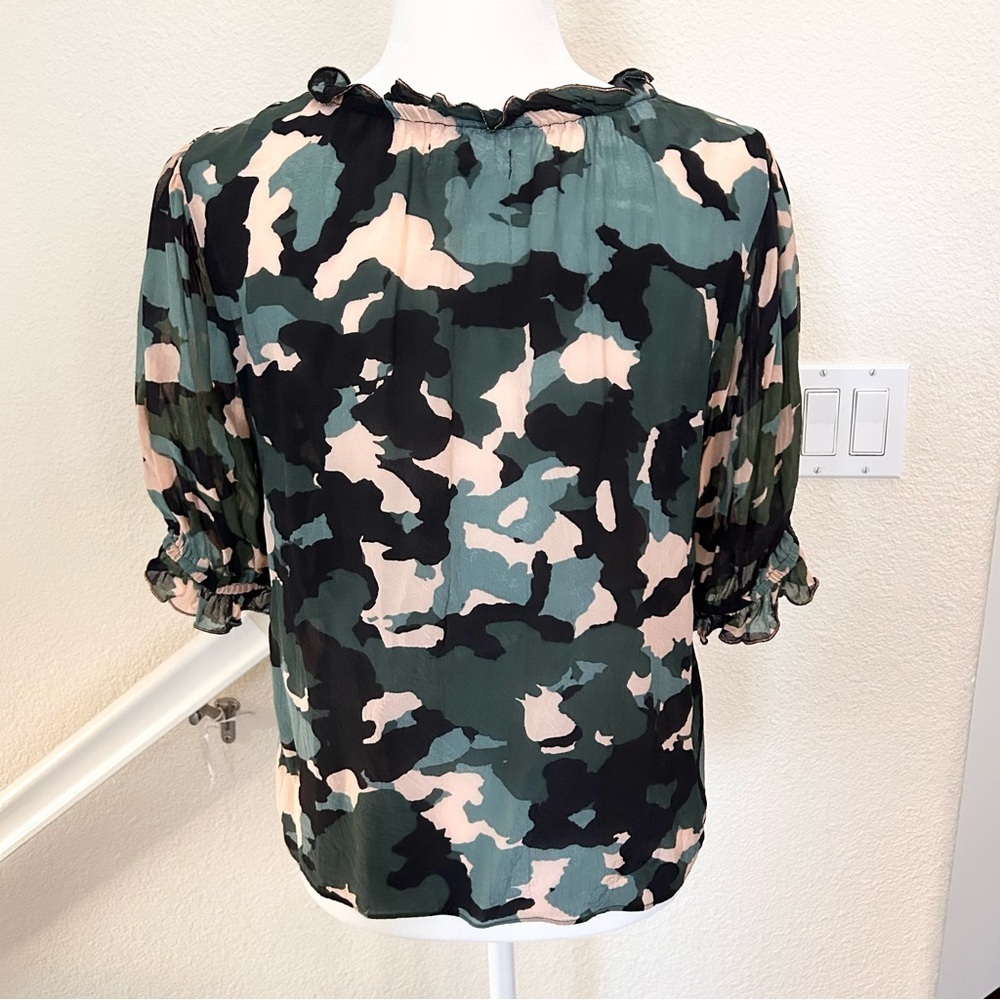 $198 Velvet by Graham & Spencer Vika Camo Print Blouse size M short sleeve - Picture 3 of 8